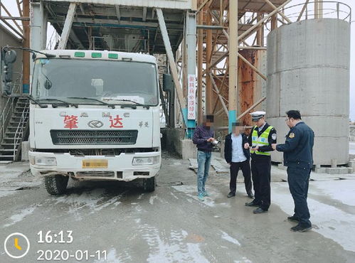 德慶交警迎戰春運嚴查違規運輸，一日查處準“百噸王”車輛力保道路安全